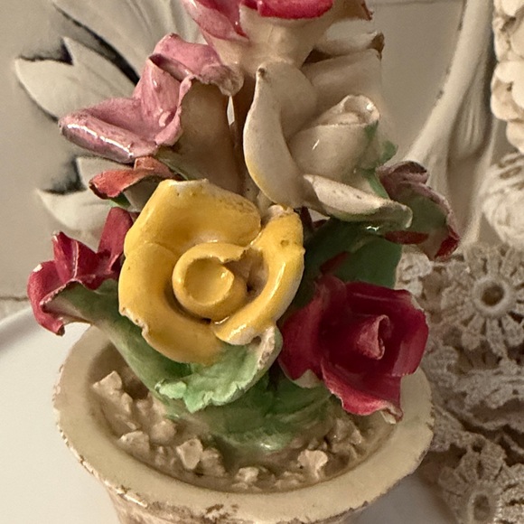 Majolica Mini Potted Roses - Picture 7 of 13